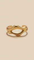 Sculptural Armreif aus mattem Gold