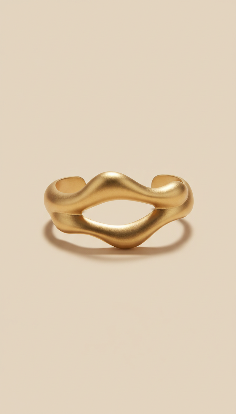 Sculptural Armreif aus mattem Gold