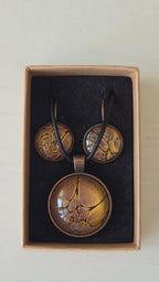Handgefertigtes Schmuckset Solas Aurelia mit runder Halskette und passenden Ohrringen in Gold-, Violett- und Lavendeltönen mit organischer Marmorierung.