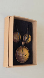 Handgefertigtes Schmuckset Solas Aurelia mit runder Halskette und passenden Ohrringen in Gold-, Violett- und Lavendeltönen mit organischer Marmorierung.