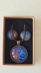 Handgefertigtes Schmuckset Solas Autumn Blush mit Halskette und hängenden Ohrringen in Blau und Rot mit baumähnlichem abstraktem Kunstmotiv.