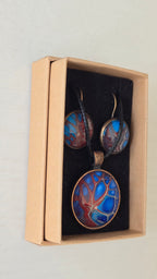 Handgefertigtes Schmuckset Solas Autumn Blush mit Halskette und hängenden Ohrringen in Blau und Rot mit baumähnlichem abstraktem Kunstmotiv.