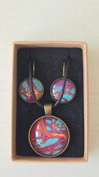 Handgefertigtes Schmuckset Solas Bloom mit Halskette und hängenden Ohrringen in Magenta, Türkis und Gold