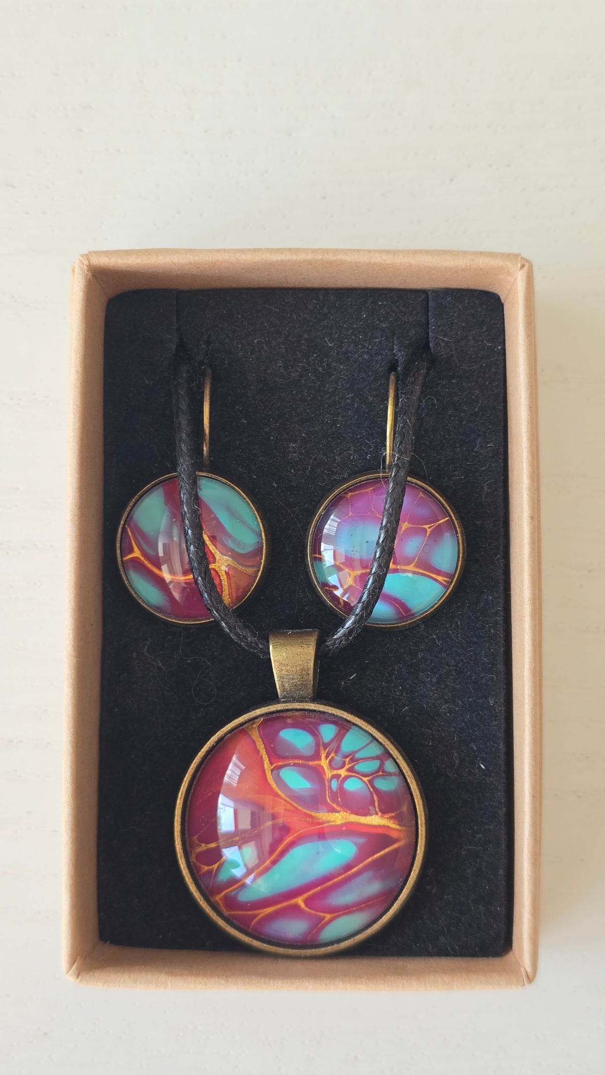 Handgefertigtes Schmuckset Solas Bloom mit Halskette und hängenden Ohrringen in Magenta, Türkis und Gold