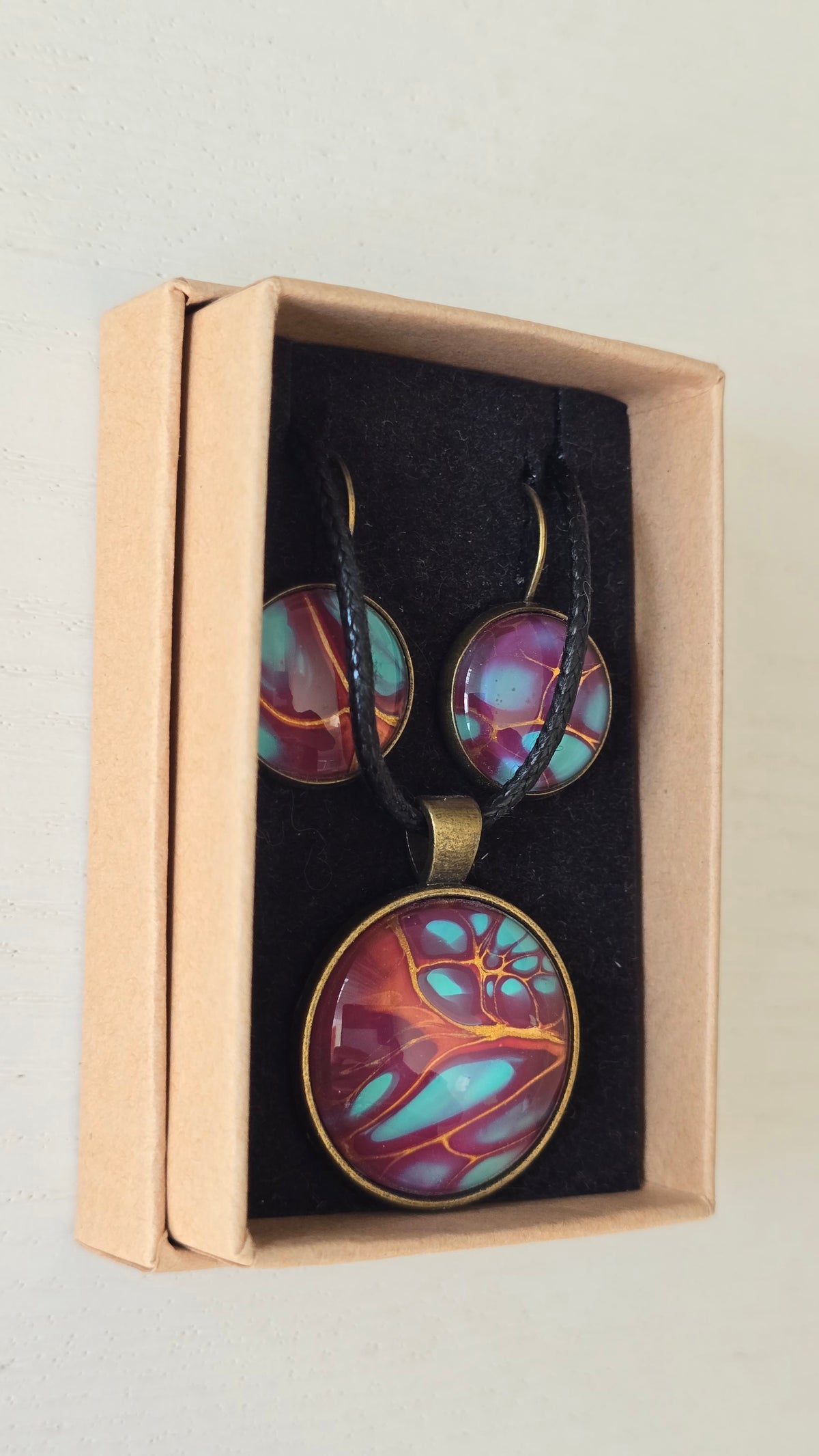 Handgefertigtes Schmuckset Solas Bloom mit Halskette und hängenden Ohrringen in Magenta, Türkis und Gold