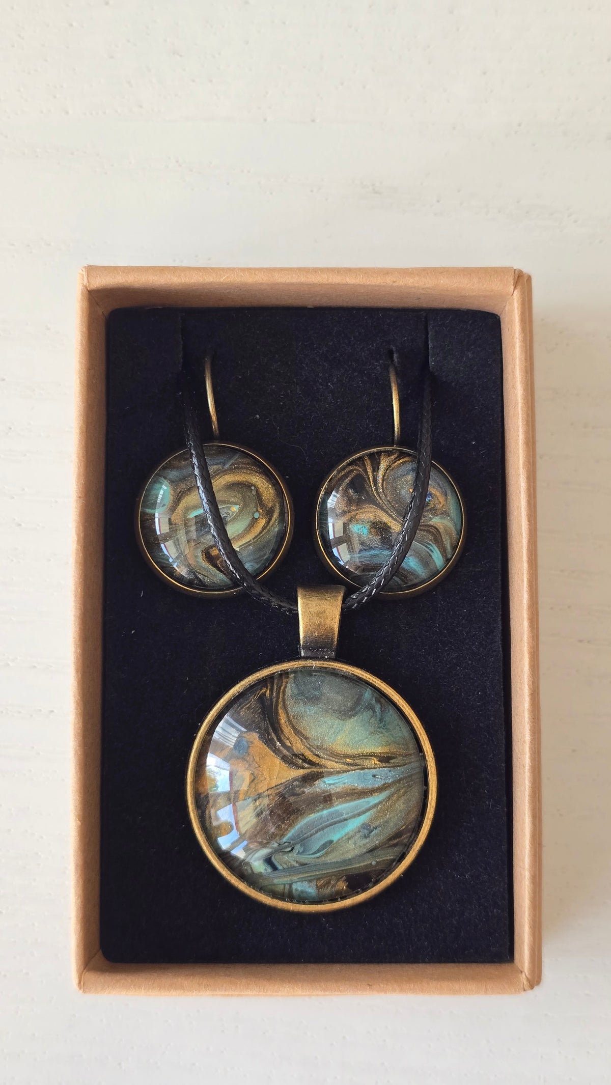 Handgefertigtes Schmuckset Solas Drift mit Halskette und hängenden Ohrringen in Türkis, Bronze und Gold