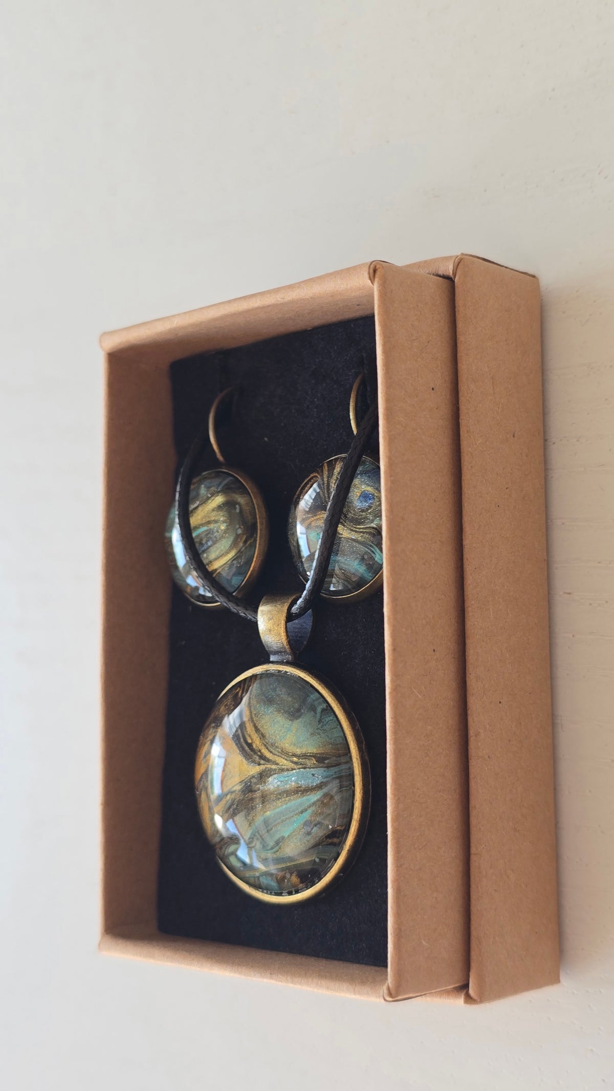 Handgefertigtes Schmuckset Solas Drift mit Halskette und hängenden Ohrringen in Türkis, Bronze und Gold
