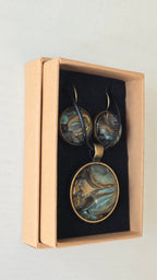 Handgefertigtes Schmuckset Solas Drift mit Halskette und hängenden Ohrringen in Türkis, Bronze und Gold