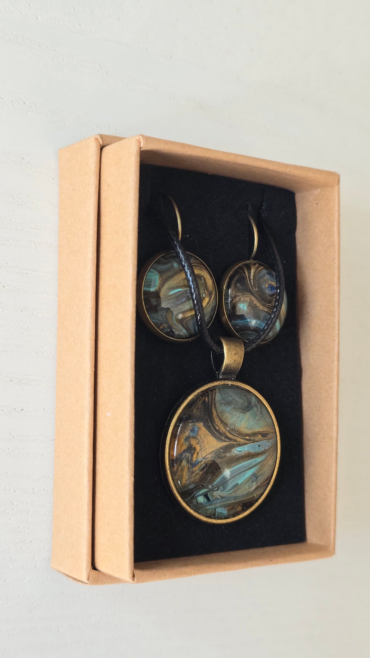 Handgefertigtes Schmuckset Solas Drift mit Halskette und hängenden Ohrringen in Türkis, Bronze und Gold