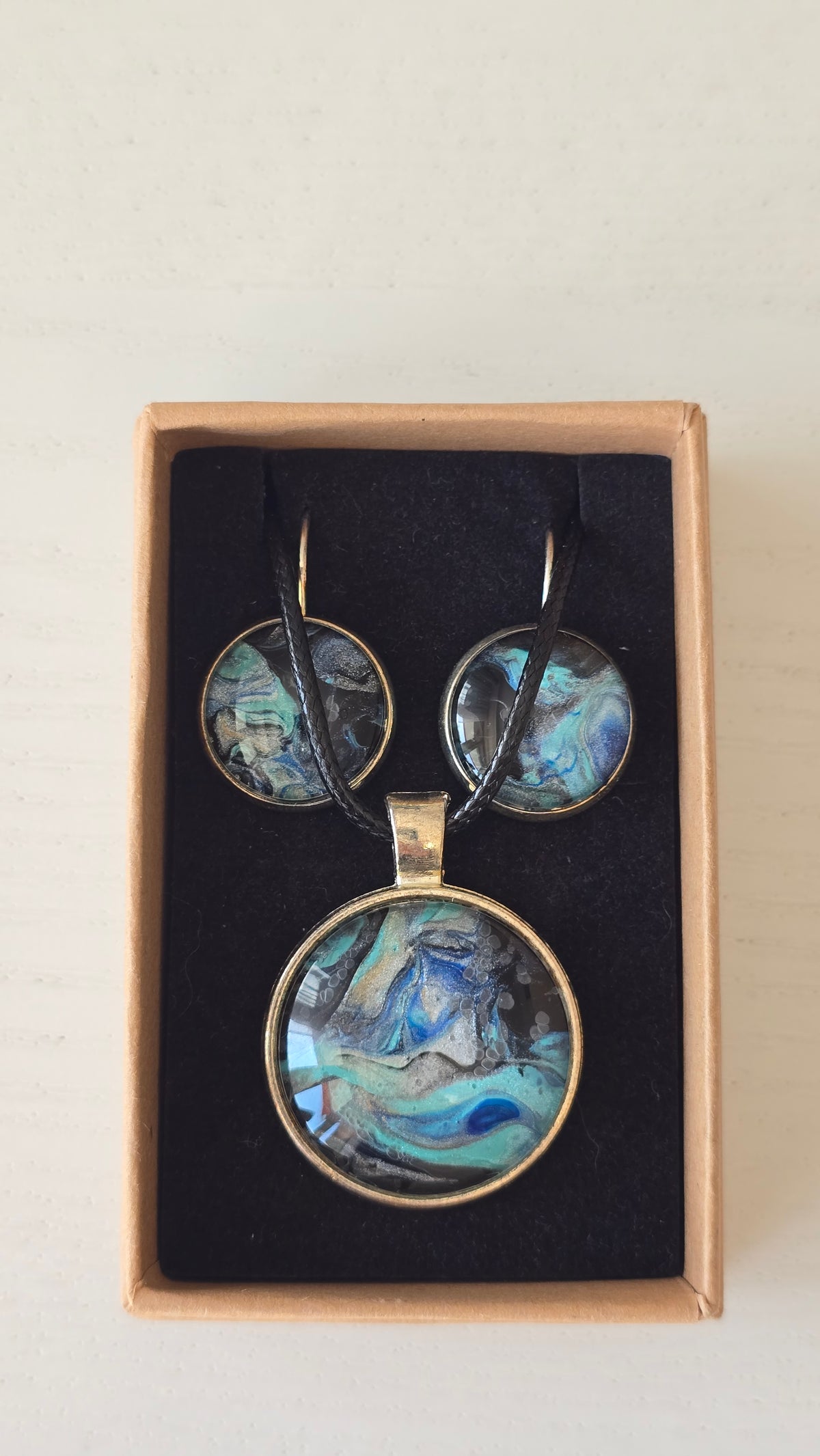 Handgefertigtes Schmuckset Solas Eclipse mit Halskette und hängenden Ohrringen in Blau, Türkis, Schwarz und Gold