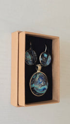 Handgefertigtes Schmuckset Solas Eclipse mit Halskette und hängenden Ohrringen in Blau, Türkis, Schwarz und Gold