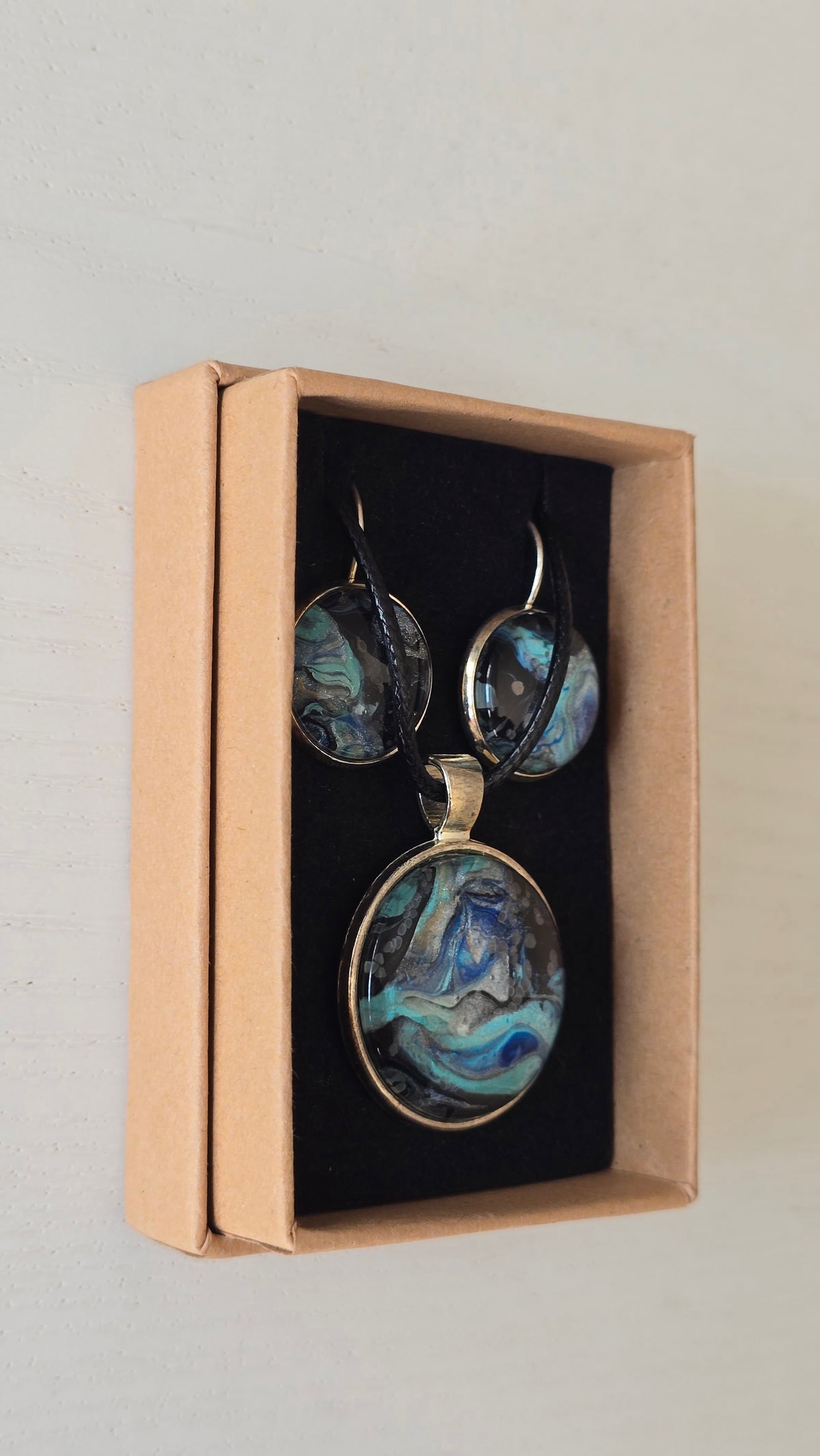 Handgefertigtes Schmuckset Solas Eclipse mit Halskette und hängenden Ohrringen in Blau, Türkis, Schwarz und Gold