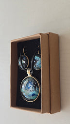Handgefertigtes Schmuckset Solas Eclipse mit Halskette und hängenden Ohrringen in Blau, Türkis, Schwarz und Gold