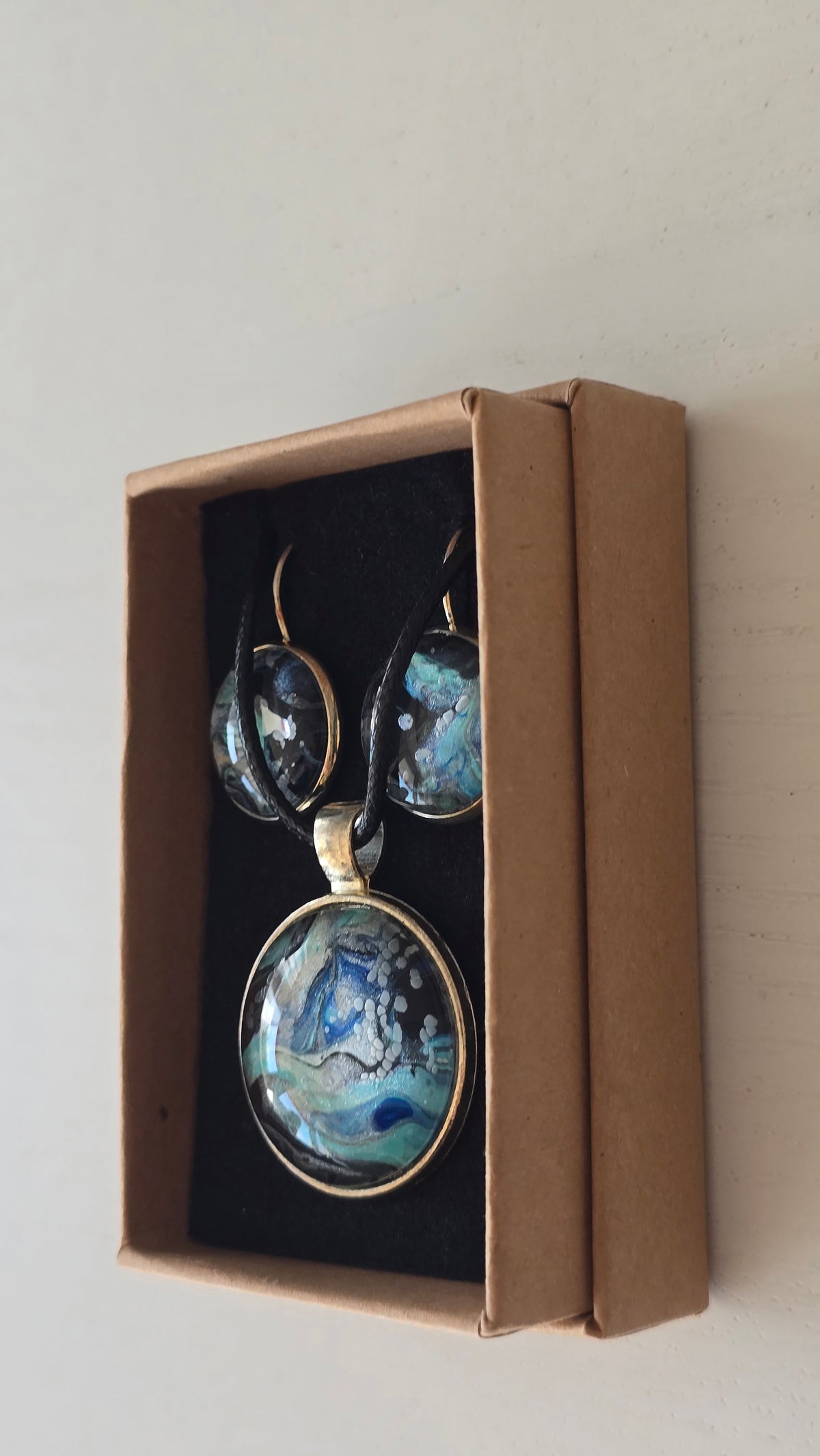 Handgefertigtes Schmuckset Solas Eclipse mit Halskette und hängenden Ohrringen in Blau, Türkis, Schwarz und Gold