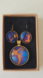 Handgefertigtes Schmuckset Solas Golden Dawn mit runder Halskette und passenden Ohrringen in Blau-, Violett- und Goldtönen mit fliessender Marmorierung.