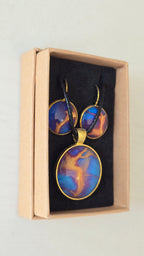 Handgefertigtes Schmuckset Solas Golden Dawn mit runder Halskette und passenden Ohrringen in Blau-, Violett- und Goldtönen mit fliessender Marmorierung.