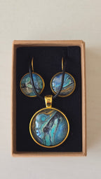 Handgefertigtes Schmuckset Solas Golden Shore mit runder Halskette und passenden Ohrringen in Gold-, Sand-, Türkis- und Blautönen mit maritimer Marmorierung.
