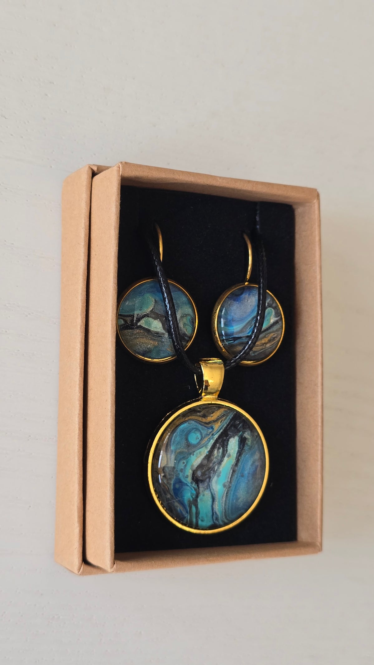 Handgefertigtes Schmuckset Solas Golden Shore mit runder Halskette und passenden Ohrringen in Gold-, Sand-, Türkis- und Blautönen mit maritimer Marmorierung.