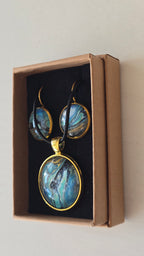 Handgefertigtes Schmuckset Solas Golden Shore mit runder Halskette und passenden Ohrringen in Gold-, Sand-, Türkis- und Blautönen mit maritimer Marmorierung.