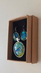 Handgefertigtes Schmuckset Solas Green Horizon mit runder Halskette und passenden Ohrringen in Blau-, Türkis- und Grüntönen mit organischer Marmorierung.