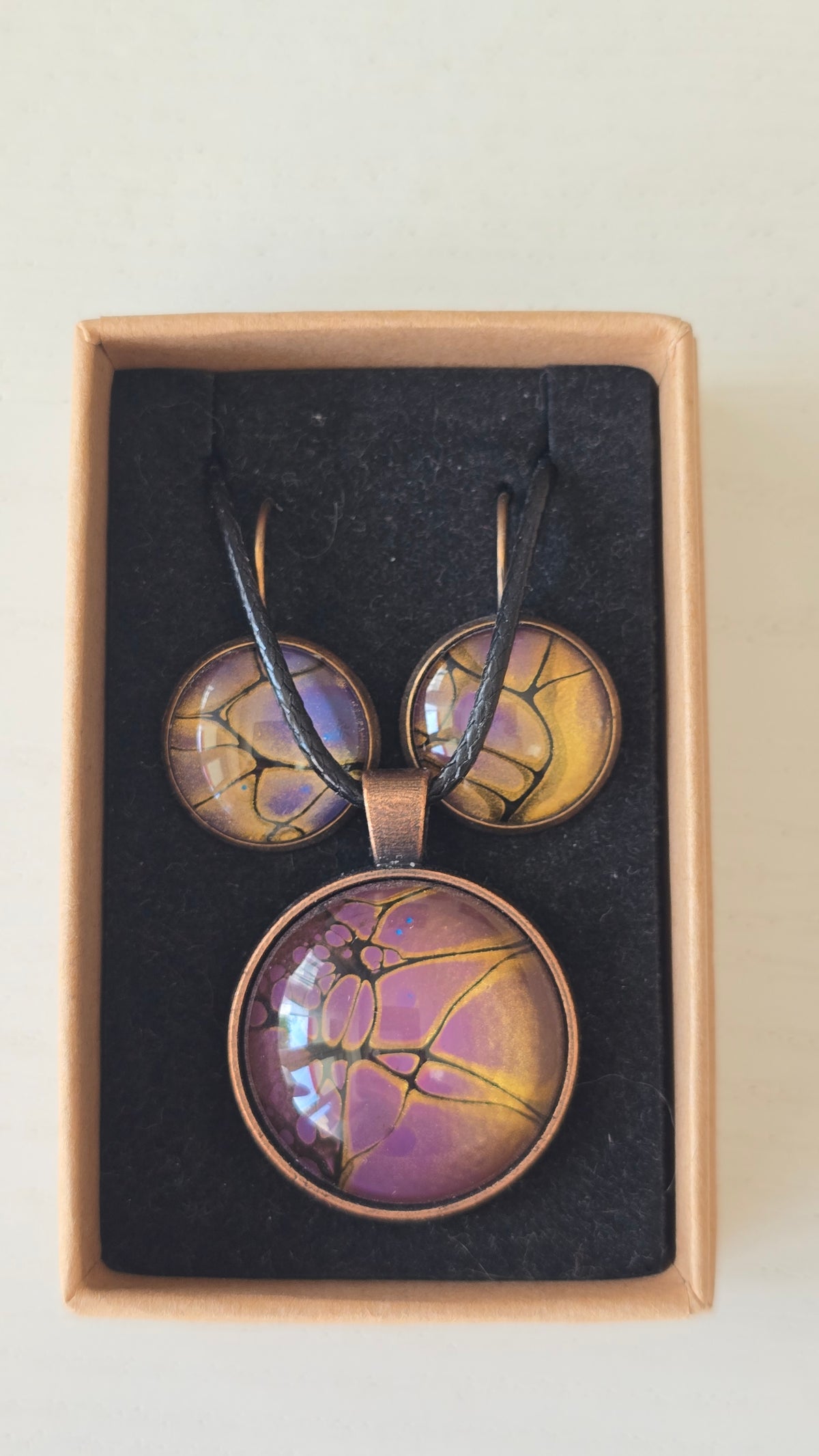 Handgefertigtes Schmuckset Solas Lavender Dawn mit runder Halskette und passenden Ohrringen in Lavendel-, Rosé- und Goldtönen.