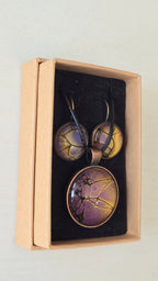 Handgefertigtes Schmuckset Solas Lavender Dawn mit runder Halskette und passenden Ohrringen in Lavendel-, Rosé- und Goldtönen.