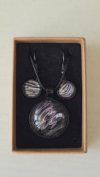 Handgefertigtes Schmuckset Solas Moonshadow mit runder Halskette und passenden Ohrringen in Schwarz-, Silber- und Violetttönen mit organischer Marmorierung.