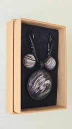 Handgefertigtes Schmuckset Solas Moonshadow mit runder Halskette und passenden Ohrringen in Schwarz-, Silber- und Violetttönen mit organischer Marmorierung.