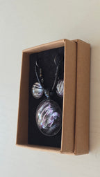 Handgefertigtes Schmuckset Solas Moonshadow mit runder Halskette und passenden Ohrringen in Schwarz-, Silber- und Violetttönen mit organischer Marmorierung.