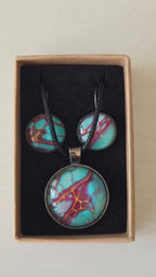 Handgefertigtes Schmuckset Solas Mosaic mit runder Halskette und passenden Ohrringen in Türkis-, Beeren- und Goldtönen mit kunstvoller Mosaikstruktur.