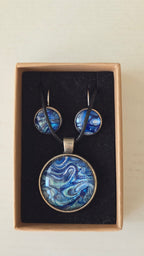 Handgefertigtes Schmuckset Solas Ocean Current mit runder Halskette und passenden Ohrringen in tiefen Blau- und Türkistönen mit fliessendem Marmoreffekt.