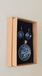 Handgefertigtes Schmuckset Solas Ocean Current mit runder Halskette und passenden Ohrringen in tiefen Blau- und Türkistönen mit fliessendem Marmoreffekt.