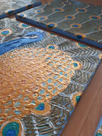 Vierteiliges handgefertigtes Leinwandbild-Set mit stilisiertem Pfauenmotiv in Blau, Türkis und Gold. Strukturierte Acrylmalerei auf Leinwand als einzigartiges Wandkunst-Unikat von Solas Artwork.