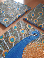 Vierteiliges handgefertigtes Leinwandbild-Set mit stilisiertem Pfauenmotiv in Blau, Türkis und Gold. Strukturierte Acrylmalerei auf Leinwand als einzigartiges Wandkunst-Unikat von Solas Artwork.
