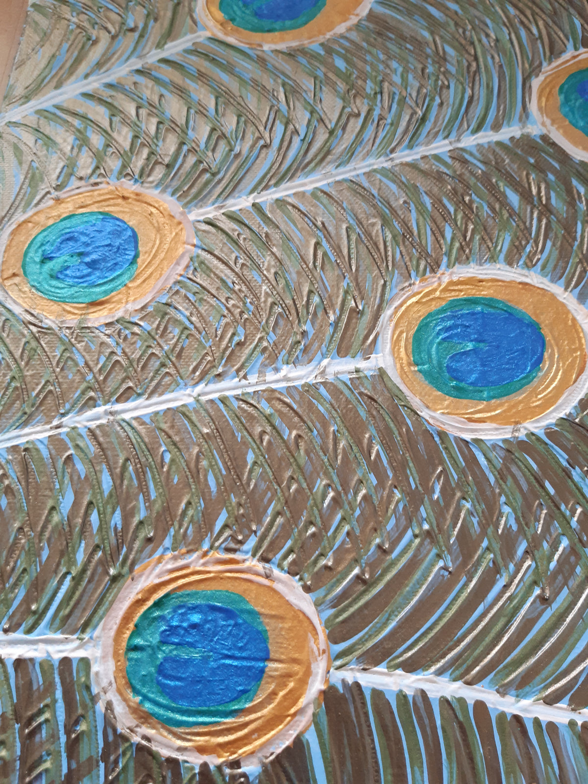 Vierteiliges handgefertigtes Leinwandbild-Set mit stilisiertem Pfauenmotiv in Blau, Türkis und Gold. Strukturierte Acrylmalerei auf Leinwand als einzigartiges Wandkunst-Unikat von Solas Artwork.