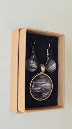 Handgefertigtes Schmuckset Solas Purple Sands mit runder Halskette und passenden Ohrringen in Violett-, Flieder- und Silbertönen mit feiner, sandähnlicher Linienstruktur.