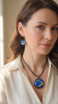 Handgefertigtes Schmuckset Solas Sapphire mit Halskette und hängenden Ohrringen in Saphirblau und Gold
