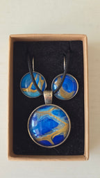 Handgefertigtes Schmuckset Solas Sapphire mit Halskette und hängenden Ohrringen in Saphirblau und Gold