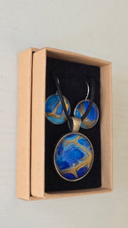 Handgefertigtes Schmuckset Solas Sapphire mit Halskette und hängenden Ohrringen in Saphirblau und Gold
