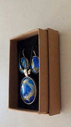 Handgefertigtes Schmuckset Solas Sapphire mit Halskette und hängenden Ohrringen in Saphirblau und Gold