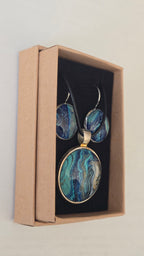 Handgefertigtes Schmuckset Solas Tidal Reef mit runder Halskette und passenden Ohrringen in Blau-, Türkis- und Petroltönen mit organischer Marmorierung.