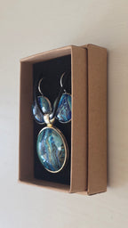 Handgefertigtes Schmuckset Solas Tidal Reef mit runder Halskette und passenden Ohrringen in Blau-, Türkis- und Petroltönen mit organischer Marmorierung.