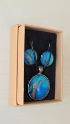 Handgefertigtes Schmuckset Solas Tide mit runder Halskette und passenden Ohrringen in Türkis-, Blau- und goldenen Farbtönen mit fließender Marmorierung.