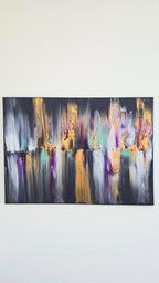 Abstraktes Leinwandbild mit vertikal fliessenden Formen auf dunklem Grund und schimmernden Akzenten in Gold, Violett, Türkis, Silber und Weiss.