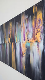 Abstraktes Leinwandbild mit vertikal fliessenden Formen auf dunklem Grund und schimmernden Akzenten in Gold, Violett, Türkis, Silber und Weiss.
