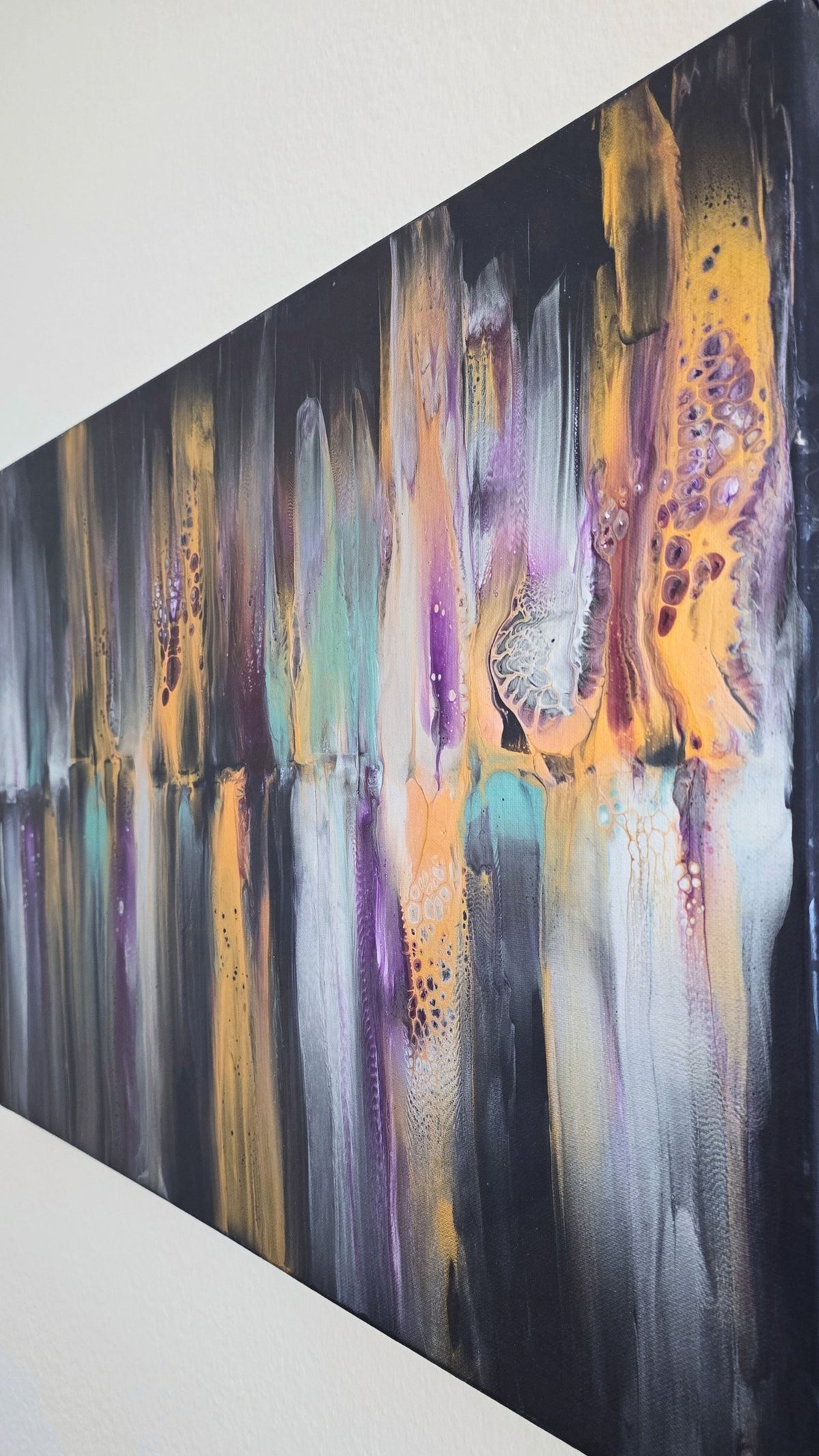 Abstraktes Leinwandbild mit vertikal fliessenden Formen auf dunklem Grund und schimmernden Akzenten in Gold, Violett, Türkis, Silber und Weiss.