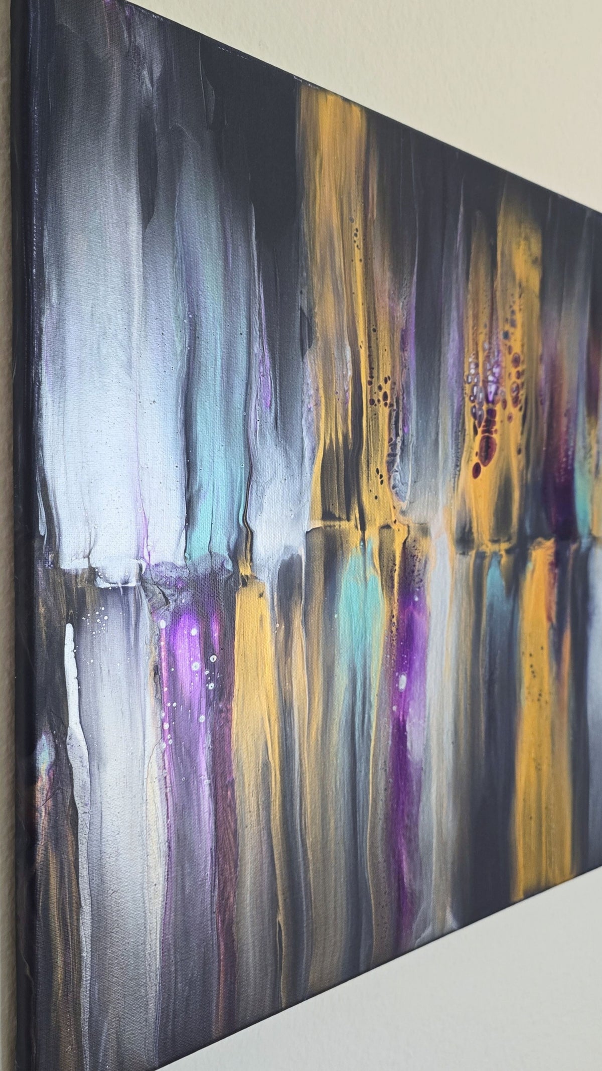 Abstraktes Leinwandbild mit vertikal fliessenden Formen auf dunklem Grund und schimmernden Akzenten in Gold, Violett, Türkis, Silber und Weiss.