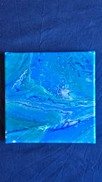 Quadratisches abstraktes Acryl-Leinwandbild mit fliessenden Strukturen und Zellmustern in Türkis, leuchtendem Blau, Dunkelblau und Weiss.