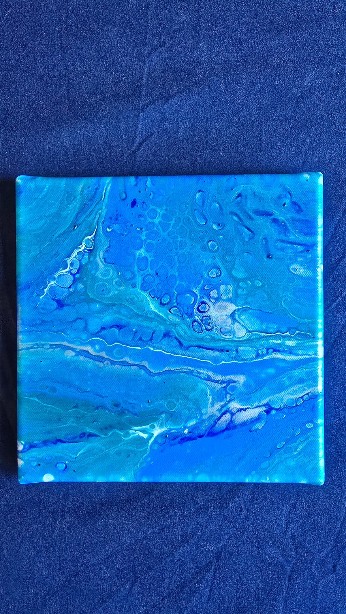 Quadratisches abstraktes Acryl-Leinwandbild mit fliessenden Strukturen und Zellmustern in Türkis, leuchtendem Blau, Dunkelblau und Weiss.