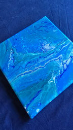 Quadratisches abstraktes Acryl-Leinwandbild mit fliessenden Strukturen und Zellmustern in Türkis, leuchtendem Blau, Dunkelblau und Weiss.